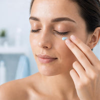 Aplicando la crema contorno de ojos